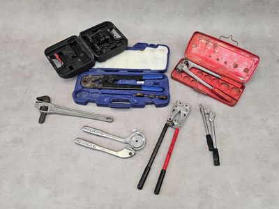 un grand nombre d'outils posés à même le sol