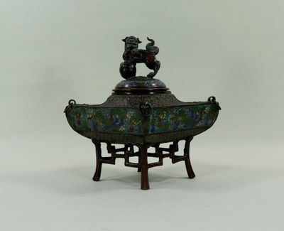 une boîte à encens antique en bronze chinois ornée d'un dragon sur le dessus