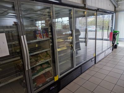 Grande vitrine réfrigérée, en froid positif, groupe intégré,…