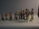 de nombreuses figurines représentant des hommes en uniforme militaire