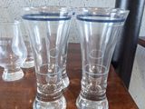quatre verres posés les uns à côté des autres sur une table