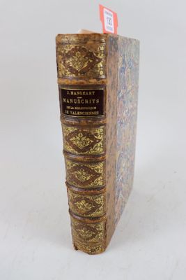 un livre posé sur une table