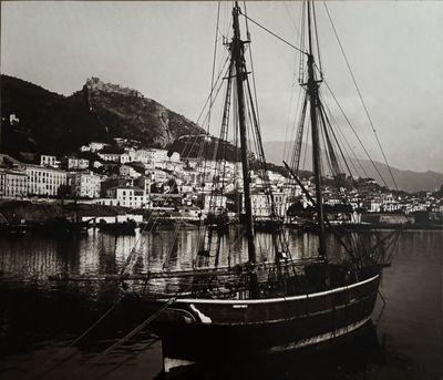 une photo en noir et blanc d'un bateau amarré dans un port