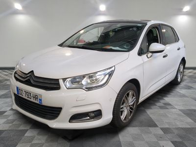 la citrole blanche est garee sur un carrelage en damier