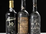 trois bouteilles de vin sont alignées sur une table