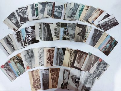 beaucoup de vieilles photos de personnes posées sur une table