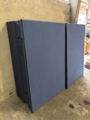 une pile de feuilles de papier bleues empilées les unes sur les autres
