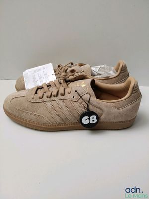 un gros plan sur une paire de chaussures avec une étiquette dessus