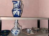 un vase bleu et blanc posé sur une étagère