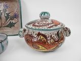 a bowl and a bowl with a lid sitting next to each other