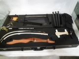 une mallette noire contenant des outils, posée sur une surface blanche