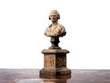 un buste d'homme posé sur une table