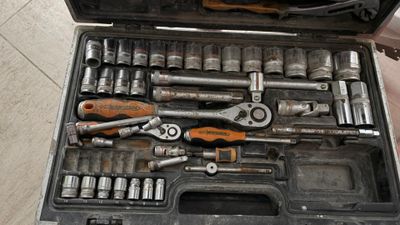 une caisse à outils avec des outils à l'intérieur sur le sol