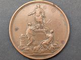 une médaille antique en bronze représentant un homme à cheval et une femme à cheval