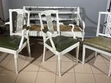 six chaises et une table dans une pièce