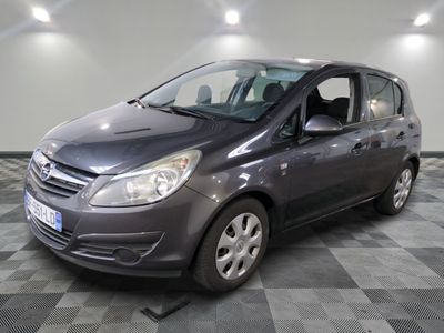 la photo d'une voiture grise garée dans un garage
