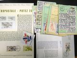 beaucoup de timbres et un livre posés sur une table