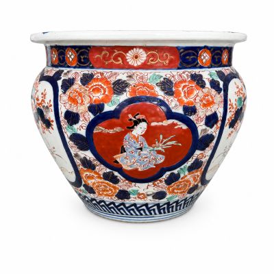 un grand vase orné d'une femme sur un fond blanc