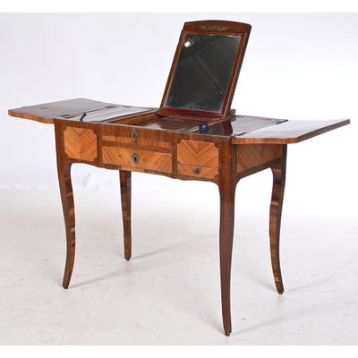 une petite table en bois sur laquelle se trouve un miroir