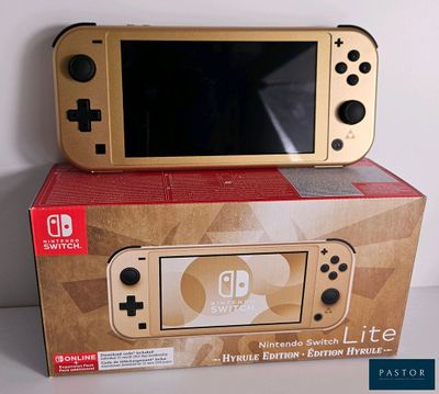 une Nintendo Lite posée sur une boîte en carton