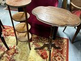trois tables et deux chaises dans une pièce où il y a un tapis au sol
