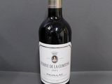 une bouteille de vin posée sur une table