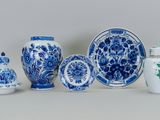un ensemble de vases bleus et blancs et d'autres objets
