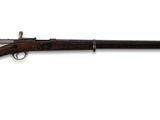 un fusil avec un canon en bois sur fond blanc