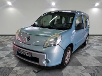 une petite voiture bleue garée sur un sol en damier
