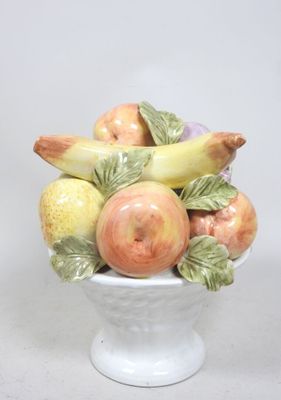 un vase blanc contenant un bouquet de fruits