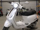 un scooter garé dans un garage