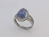 une bague en tanzanite et diamants
