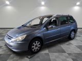 la photo d'une voiture argentée garée dans un garage