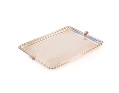 un plateau en argent muni de poignées, sur fond blanc
