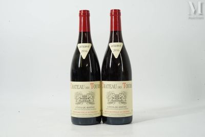 deux bouteilles de vin rouge posées l'une à côté de l'autre sur une surface blanche