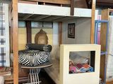 un lit superposé dans une chambre avec un couvre-lit à motif zébré