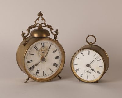 Deux Petits réveils en laiton dont un agrémenté d'une cloche…