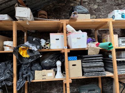 de nombreuses boîtes et autres objets sur les étagères de la pièce