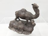 une statue représentant un chameau et un chameauon dans une vitrine