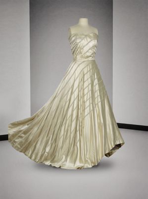 une photo d'une robe sur un mannequin, un mannequin, un mannequin
