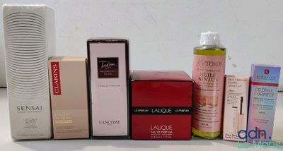 de nombreux types de produits de soins de la peau sur une table