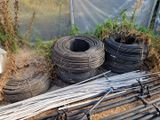 beaucoup de câbles qui traînent par terre