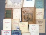 beaucoup de vieux livres qui traînent par terre