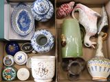 une boîte contenant de nombreux types de vases différents