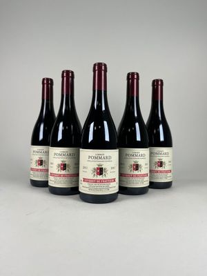 quatre bouteilles de vin sont alignées sur une table