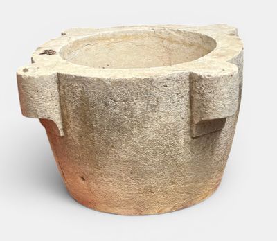 un pot en pierre muni d'une anse, sur fond blanc