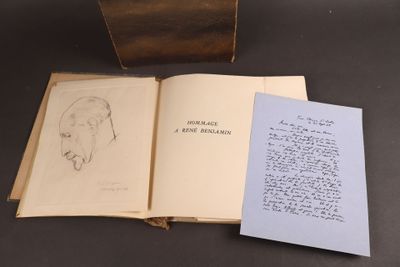 un livre ouvert sur lequel est dessiné le visage d'un homme