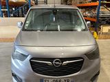 l'avant d'une Opel argentée garée dans un entrepôt