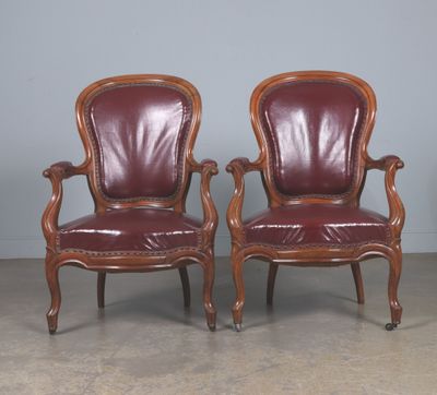 Paire de fauteuils en noyer mouluré et sculpté.