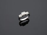 une bague en diamant et en or blanc sur un fond noir
